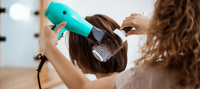 Corte de Cabelo e Escova (Segunda e Quarta | 14h às 17h)