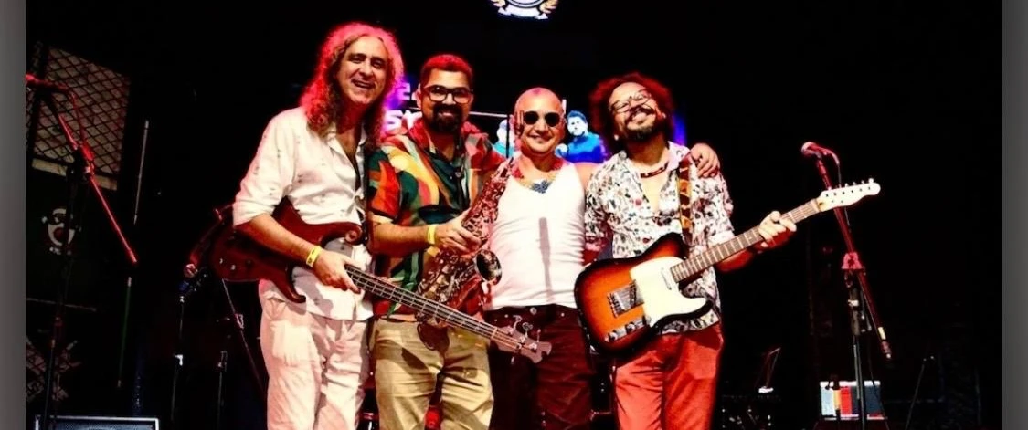 Imagem com os quatro componentes da Banda Clepsidra, com instrumentos nas mãos (contrabaixo, saxofone e guitarra).