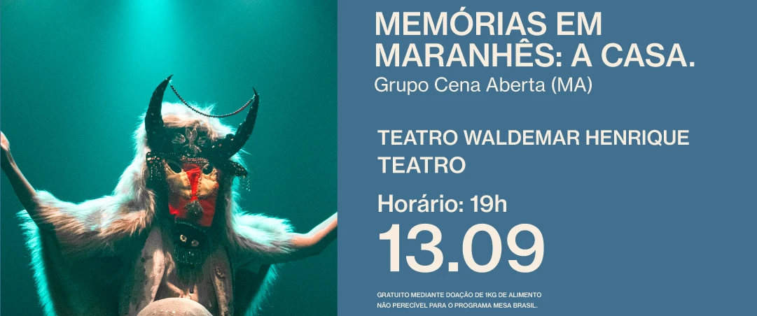 Memórias em Maranhês: A Casa, do Grupo Cena Aberta (MA). Em cena, uma pessoa com figurino inspirado em personagens do bumba-meu-boi usa máscara com chifres sob iluminação azulada. Informações: Teatro Waldemar Henrique, 13/09 às 19h, classificação 12 anos.